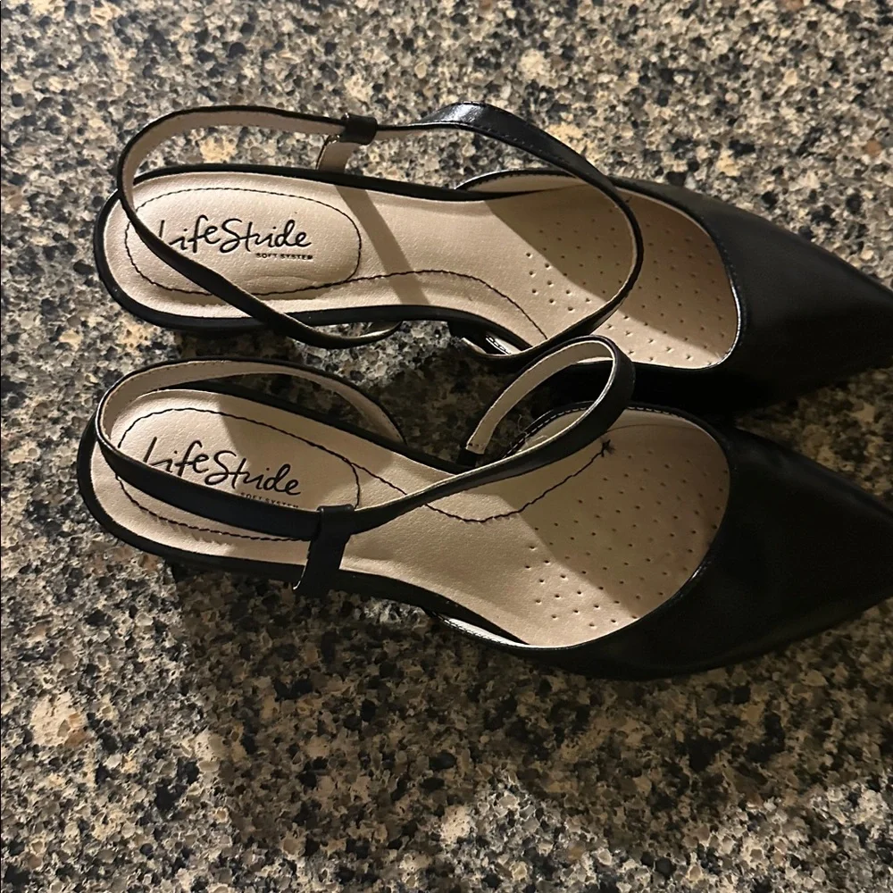 EUC Life Stride Soft System Black Pointed Toe Slingback 1 1/4” Heels - Picture 3 of 4